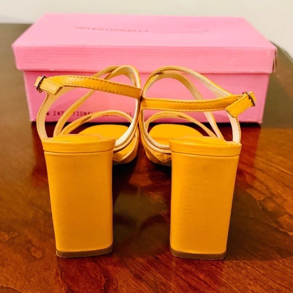 NIB – Intentionally Blank Naples Heel – EU‎ 40 / US 9.5–10 – Mandarin
